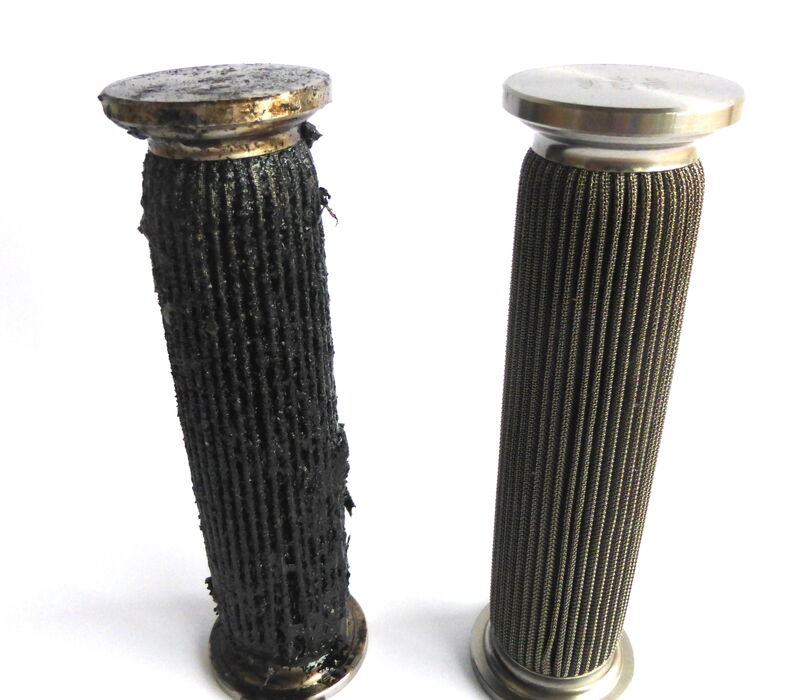 Ein sauberer und ein stark verschmutzter Kraftstofffilter nebeneinander