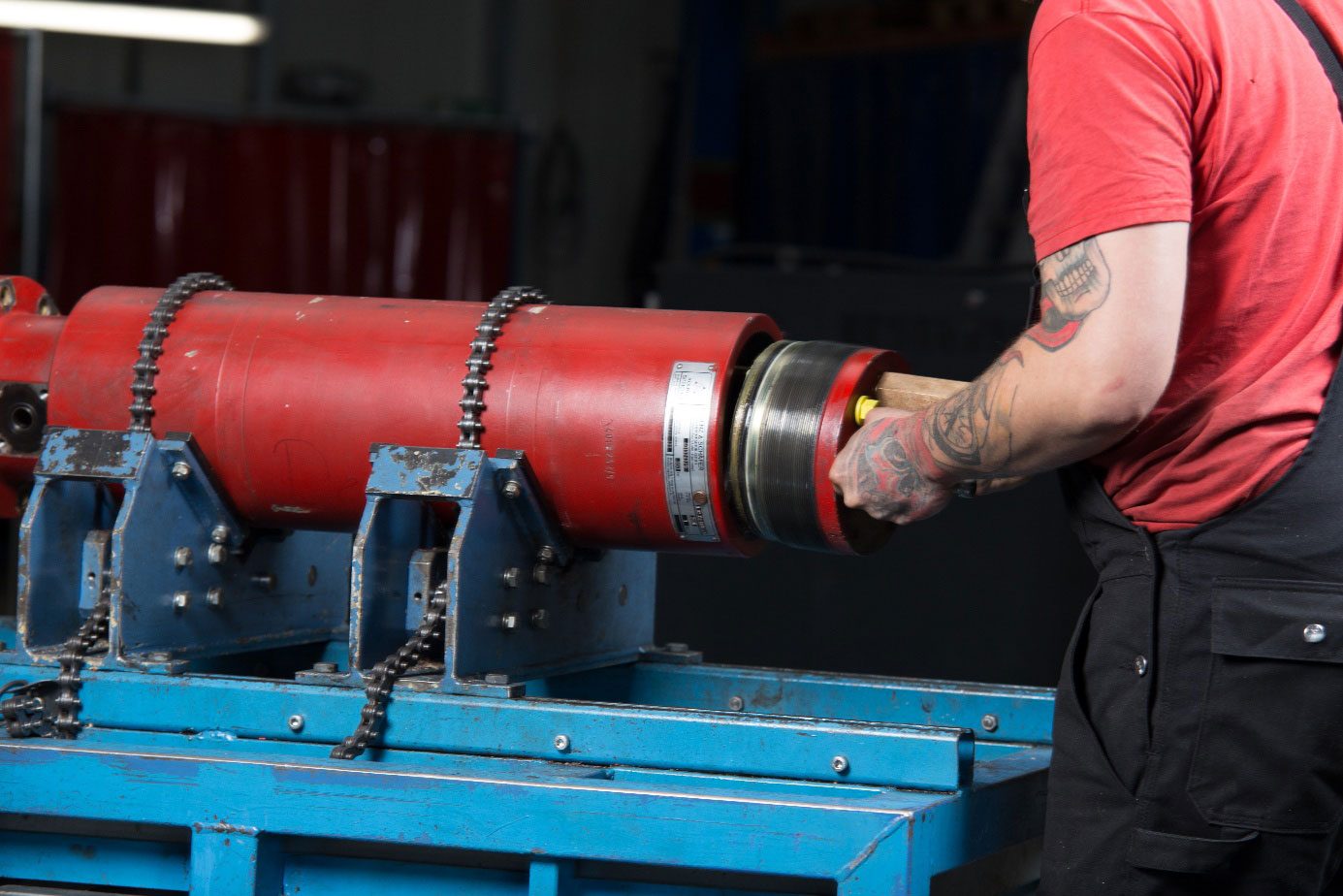 Servicetechniker prüft einen Druckbehälter bei FIMRO – die Prüfung dient Sicherheit, Einhaltung gesetzlicher Vorschriften, Funktionstüchtigkeit und Qualitätssicherung.