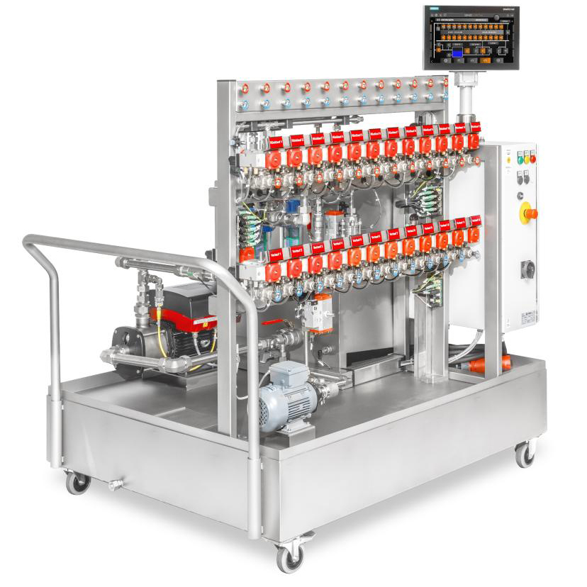 Mobile Anlage mit vielen roten Ventilen, Pumpen, Schläuchen und einem Touchscreen-Display